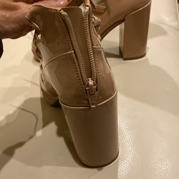 GB high heeled NEW, taupe, sz 8.5 patent shoes with 4 straps and zipper in back - Picture 3 of 14